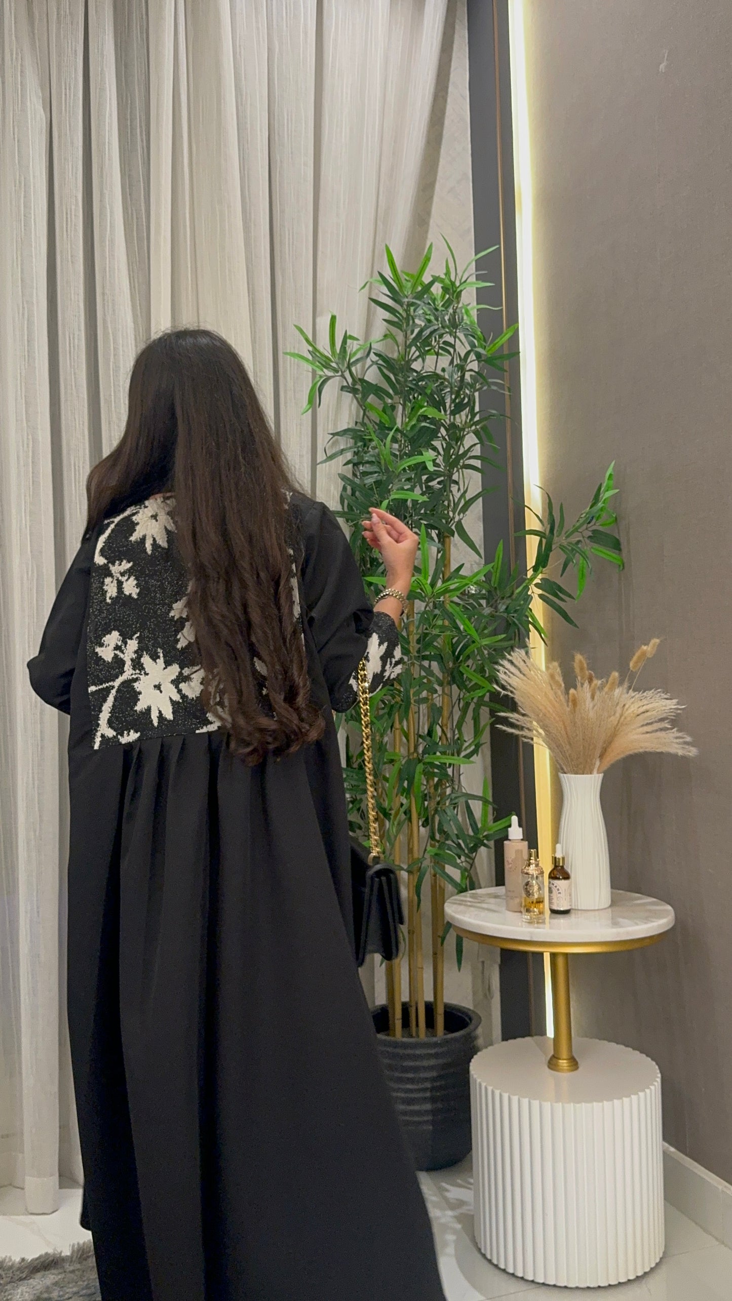 The classics abaya (designed on the back and arms)