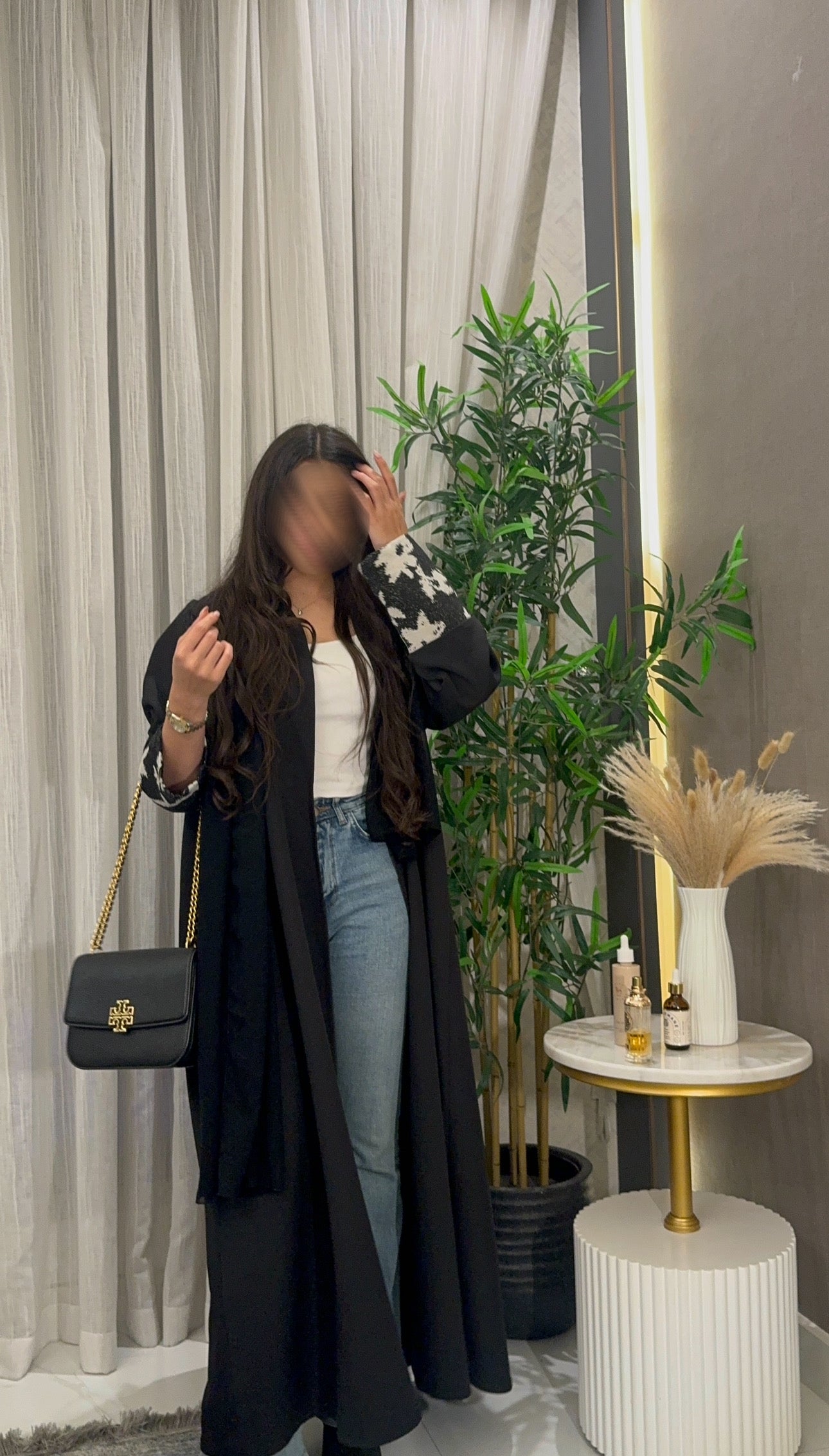 The classics abaya (designed on the back and arms)